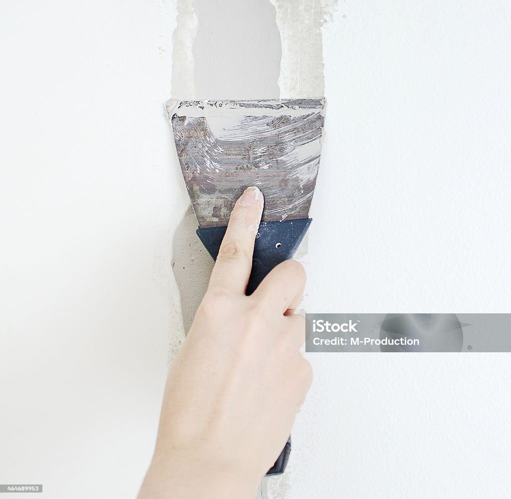 Женщина Рука ремонт стена с Шпаклевать вставьте - Стоковые фото Гипсокартон роялти-фри