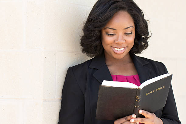 mujer reading - reading religious text black bible fotografías e imágenes de stock