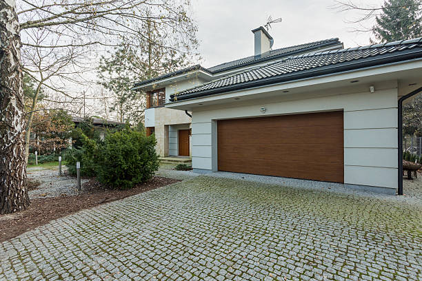 istock Modern detached house with garage 464692224