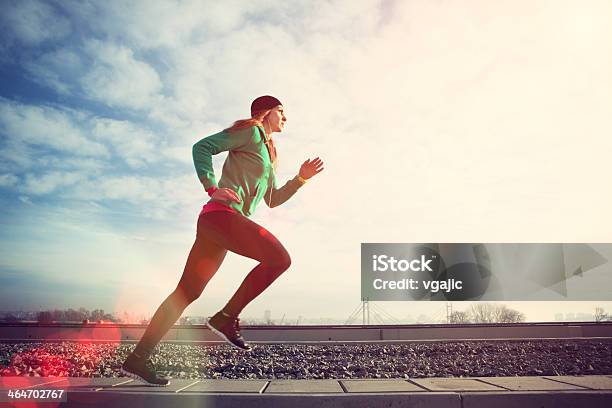 Mujer Correr En Puente Con Cityscape Behind Foto de stock y más banco de imágenes de Otoño - Otoño, corredora de footing, 30-39 años