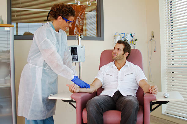 quimio de enfermería y el paciente sonriente - intravenous infusion fotografías e imágenes de stock