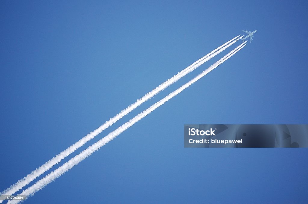 Lasciando contrails aereo - Foto stock royalty-free di 2015