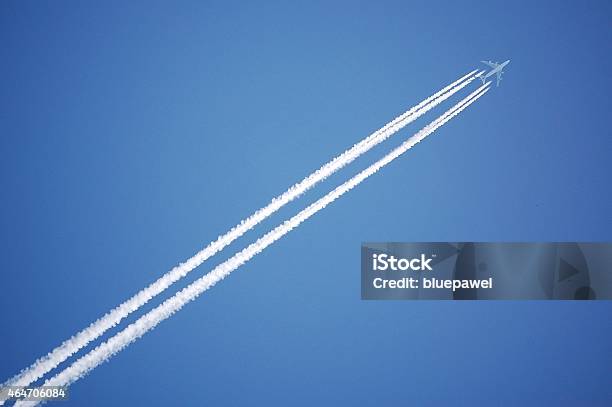 Lasciando Contrails Aereo - Fotografie stock e altre immagini di 2015 - 2015, Aereo di linea, Aeroplano