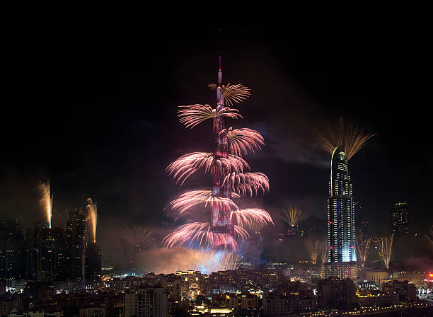 새해 기념행사 시 파이어워크 부르즈 할리파 (스트르셰도체스키 - firework display pyrotechnics cityscape high up 뉴스 사진 이미지