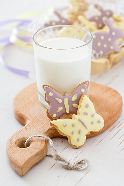 バニーと蝶型のクッキーとミルクを卵ホルダー - bunny painting ストックフォトと画像