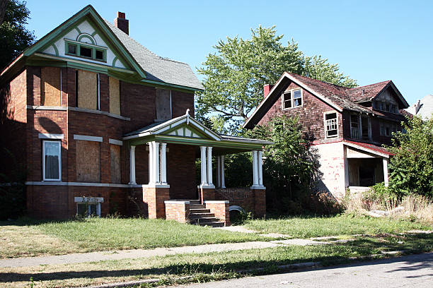 Abandoned home in Detroit, Michigan Abandoned homes in Detroit. There are thousands of vacant structure in the city. drab stock pictures, royalty-free photos & images