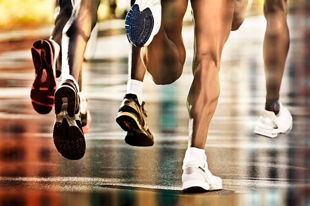 läufer stadt reflektionen - human foot running jogging human leg stock-fotos und bilder