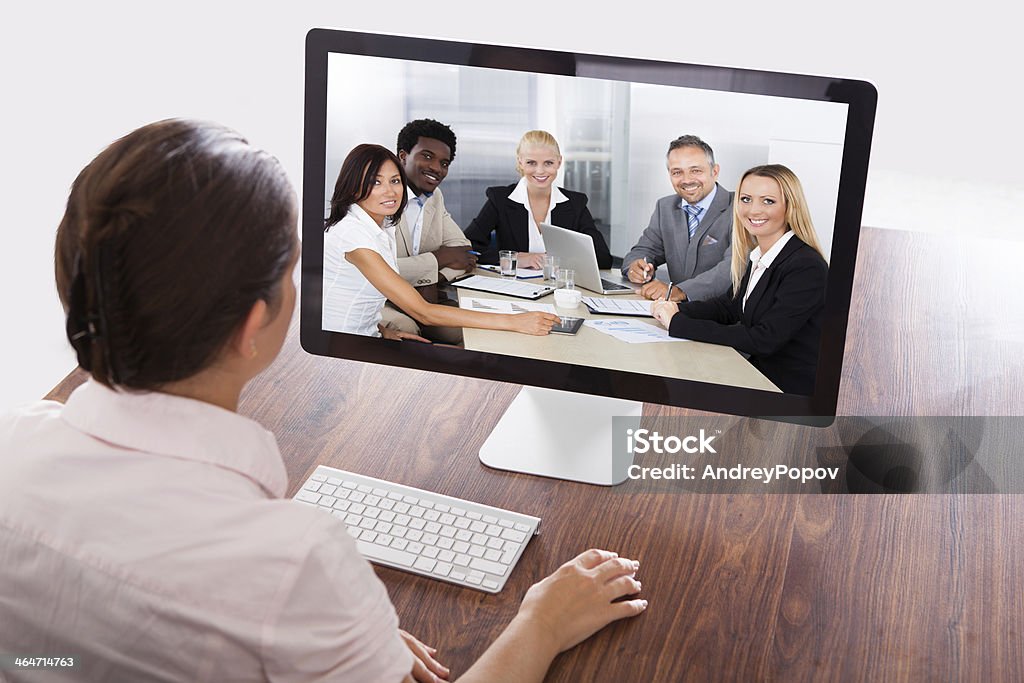 Geschäftsfrau vor einer Online-Präsentation - Lizenzfrei Computerbildschirm Stock-Foto
