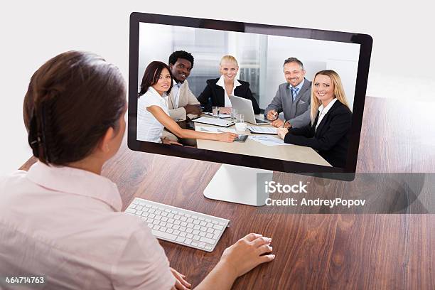 Geschäftsfrau Vor Einer Onlinepräsentation Stockfoto und mehr Bilder von Computerbildschirm - Computerbildschirm, Geschäftsbesprechung, Internet