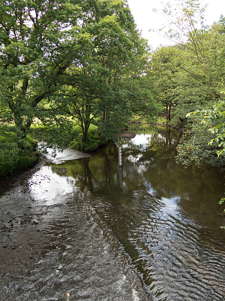 ford über den fluss schreibtisch im grosmont, - esk river stock-fotos und bilder