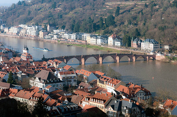 Ponte sobre o rio Neckar, em Heidelberg - fotografia de stock