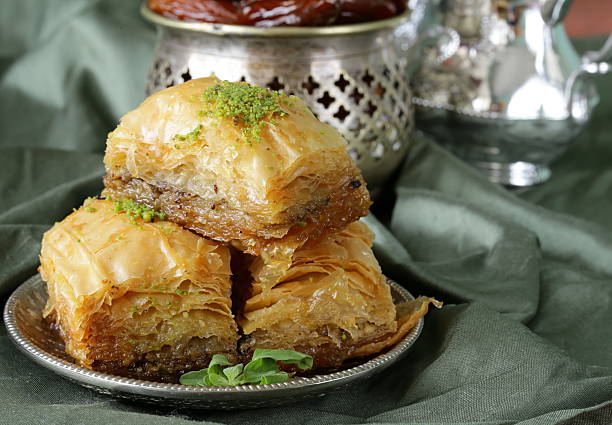 arabo turco dolci baklava con miele e noci - baklawa foto e immagini stock