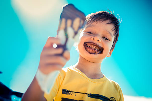 drei jahre alter junge essen schokolade eis - child chocolate ice cream human mouth stock-fotos und bilder