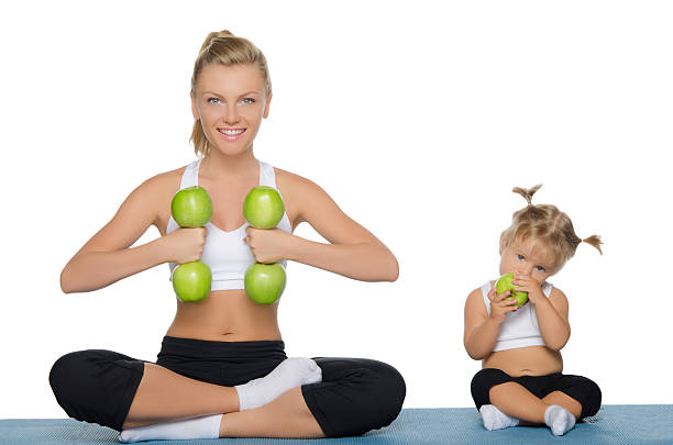 mãe e filha, fitness com halteres maçãs - athlete muscular build yoga female imagens e fotografias de stock