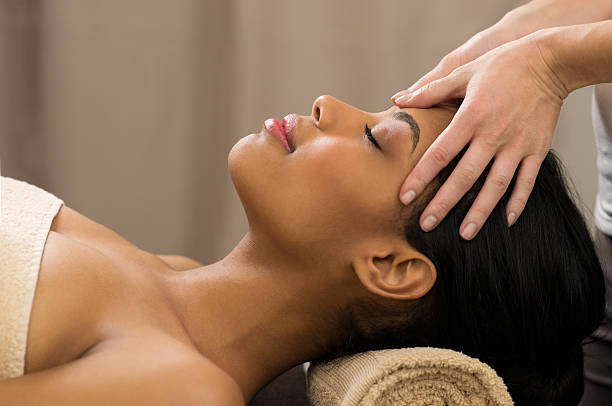 massage de la tête au spa - spa treatment head massage health spa healthy lifestyle photos et images de collection