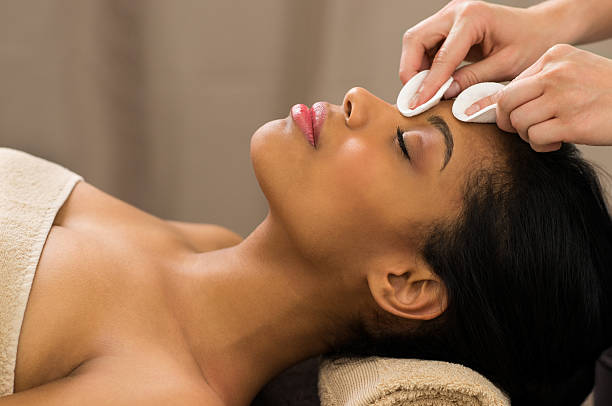 tamponi di cotone pulizia viso con - massaging facial massage beautician beauty treatment foto e immagini stock