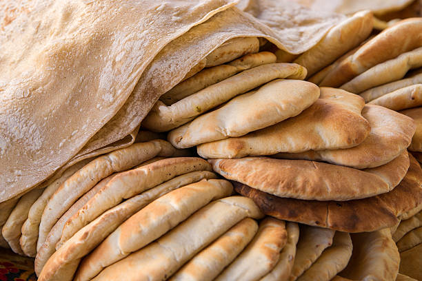 pains directement sortis du four de la boulangerie jordanien - ajlun photos et images de collection