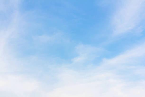 fondo de cielo azul nublado - sky high fotografías e imágenes de stock