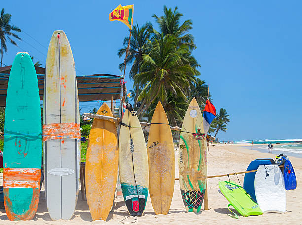 サーフボードを砂浜のビーチで weligama スリランカ - beach body ストックフォトと画像
