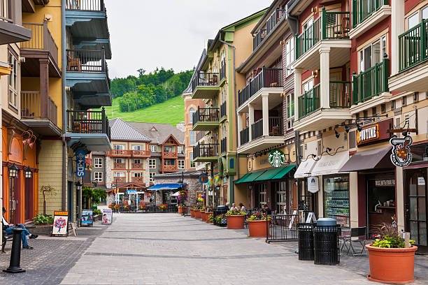 blue mountain village w lato, collingwood, kanada - blue mountain ontario zdjęcia i obrazy z banku zdjęć