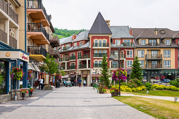 blue mountain village w lato, collingwood, kanada - blue mountain ontario zdjęcia i obrazy z banku zdjęć