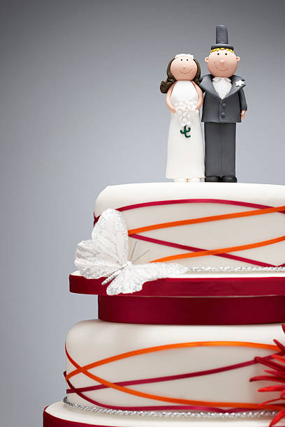 comical フィギュアで、新郎新婦様のウェディングケーキ - wedding cake newlywed wedding cake ストックフォトと画像