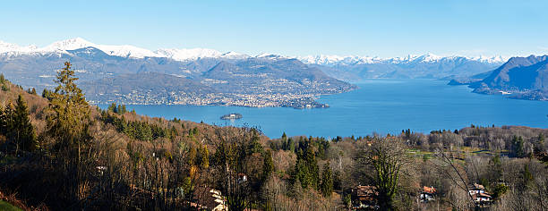 panorama di trasparente blu grande lago-varese, lombardia, italia - european alps cold mountain range clear sky foto e immagini stock