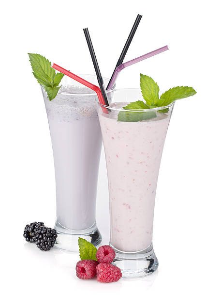 mûre smoothie framboise avec du lait et menthe - milk shake smoothie blackberry isolated photos et images de collection