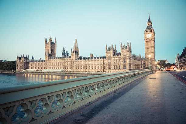 биг бен и здание парламента на закате - city of westminster стоковые фото и изображения