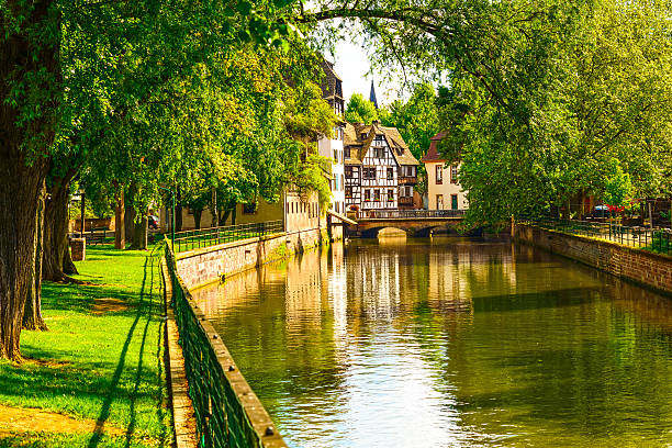 estrasburgo, canal de água na área de petite france, da unesco local. alsa - miniature weir imagens e fotografias de stock