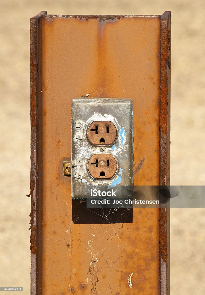 Toma eléctrica en oxidadas único, Metal, haz pasante - Foto de stock de Aire libre libre de derechos