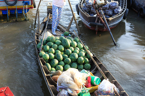 The unique features and characteristics of the Cai Rang floating market sells fruits, specialty of the Mekong Delta. In ancient times, the market is well established road and road traffic means no development, while the demand for sale, barter, people gathered on the river and by means such as boats, Switches try .... Today, though road network has been widely developed but remain floating market and developing more and more crowded.