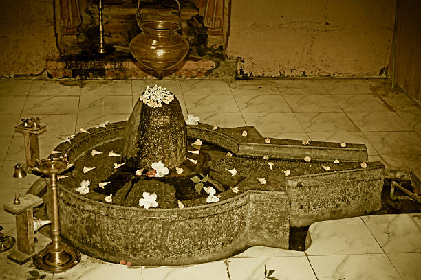 someshwar shivalinga à temple - shivalinga photos et images de collection