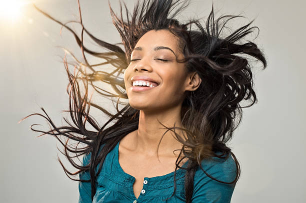 joyeuse femme avec coiffure - cheveux dans le vent photos et images de collection