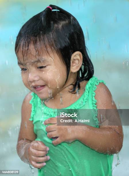 小さなかわいい子供がはじける水の利用 - 冷たいのストックフォトや画像を多数ご用意 - 冷たい, 夏, 風呂