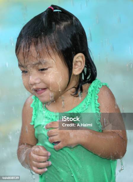 Pouco Bonita Criança A Ficar Banhada Por Água - Fotografias de stock e mais imagens de Banheira - Banheira, Frio, Verão