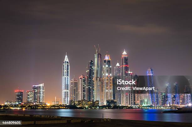 Marina De Dubai Horizonte Por La Noche Foto de stock y más banco de imágenes de Noche - Noche, Palm Jumeirah, Ajardinado