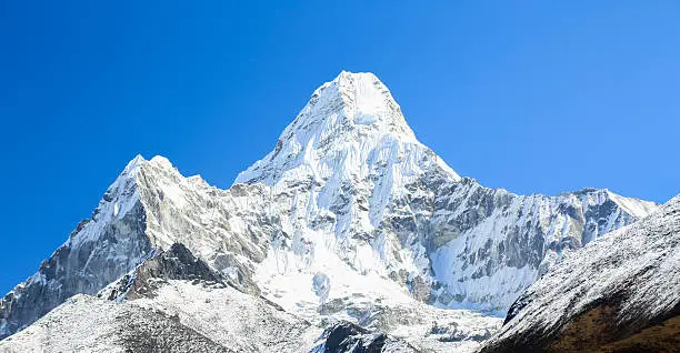 amadablam peak from everest trek route in nepal