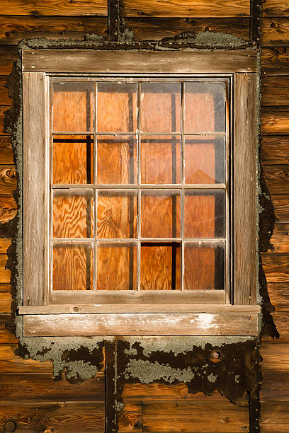 run-ruin zugenagelt house sperrholz fenster scheiben - run down weathered dirty grunge stock-fotos und bilder