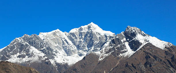 ama dablam pico de nepal en everest trek - amadablam fotografías e imágenes de stock