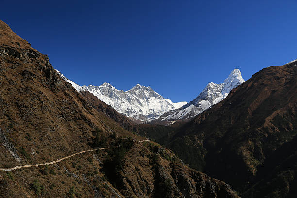 ama dablam pico de nepal en everest trek - amadablam fotografías e imágenes de stock