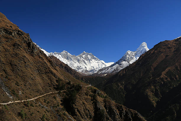 アマダブラムピークネパールでは、エベレストのトレッキングから - amadablam ストックフォトと画像