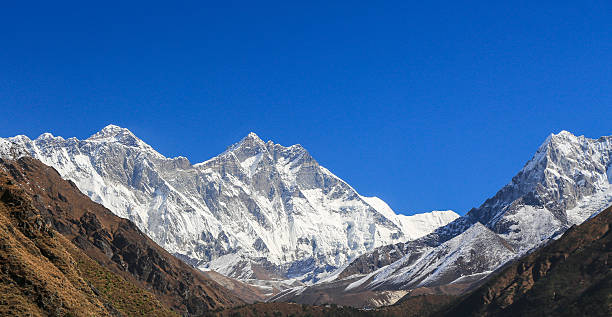 ama dablam pico de nepal en everest trek - amadablam fotografías e imágenes de stock