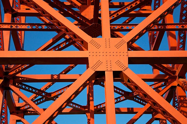 detail der golden gate bridge, san francisco - orange golden gate bridge tower suspension bridge stock-fotos und bilder
