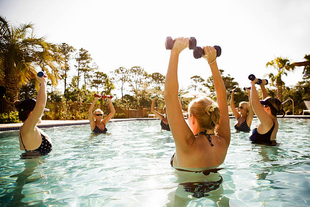 wasser-aerobic - active seniors retirement enjoyment swimming pool stock-fotos und bilder