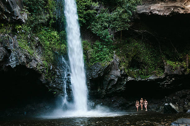 trzy kobiety przez wodospad na hawajach - hana hanna maui travel locations zdjęcia i obrazy z banku zdjęć