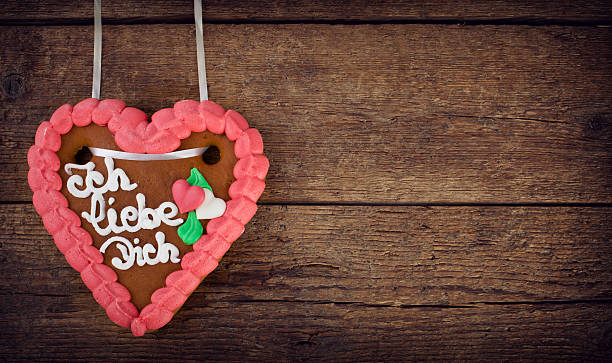 istock Lebkuchenherzen gingerbread Heart cookie 464829481