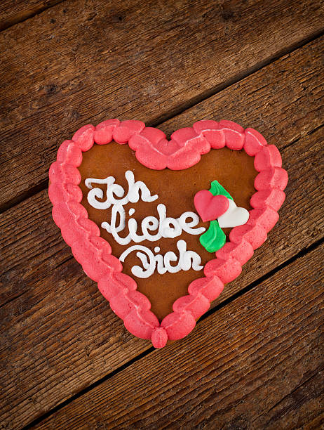 istock Lebkuchenherzen gingerbread Heart cookie 464829485