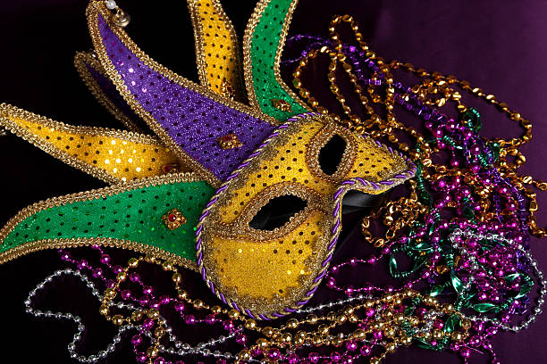 istock Mardi gra mask and beads on a purple background 464832988
