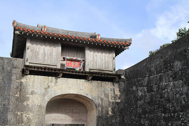 kankaimon gate in der burg shuri in okinawa, japan - shuri castle stock-fotos und bilder